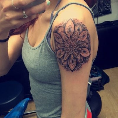  Tatouage mandala sur le coté haut de l'épaule